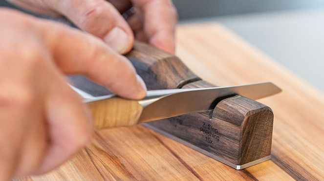 
                    Das Schleifgerät mit Ersatzsteinen und Pflegeset zum Schärfen der sknife Messer