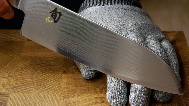 
                    Le gant anti-coupures augmente la sécurité lors du travail avec des couteaux tranchants.