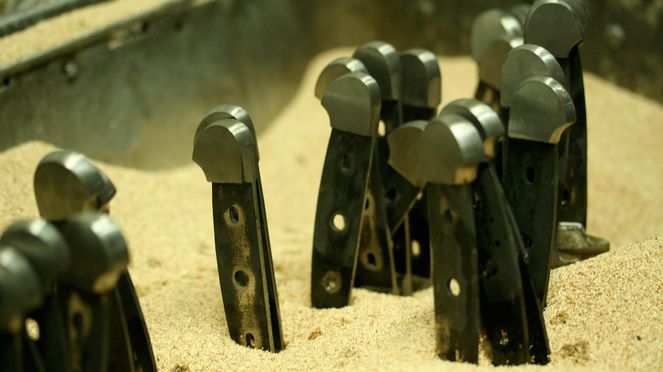 
                    Güde knife set production - knives in the sand for cooling