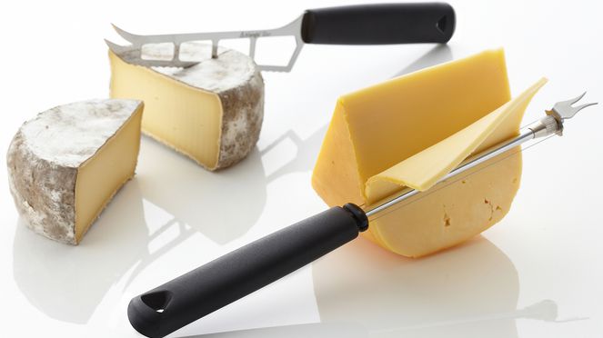 
                    Le couteau à fromage triangle® idéal pour couper les croûtes