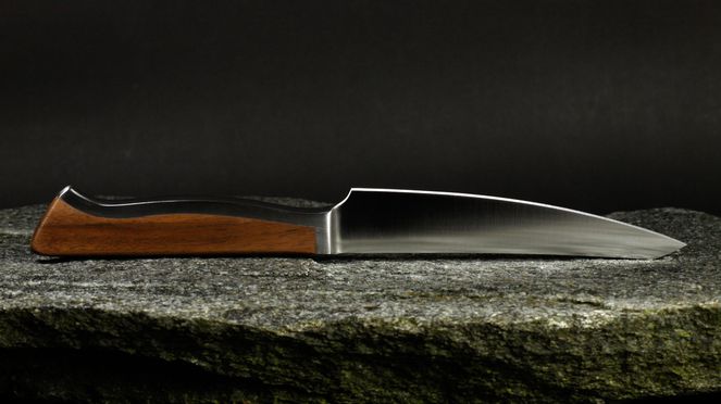 
                    Il coltello da bistecca dentato Caminada con manico di legno di noce del Prättigau