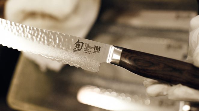
                    Tim Mälzer bread knife with hammer stroke surface is an eye-catcher