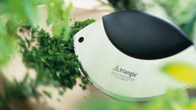 
                    The triangle® professional chopping knife is suitable for chopping herbs