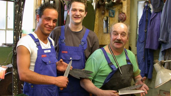 
                    Le couteau de cuisine en acier carbone est fabriqué artisanalement