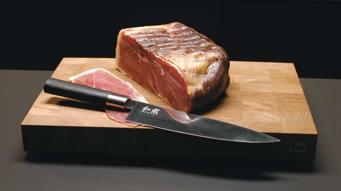 
                    Le couteau de cuisine Wasabi est idéal pour couper la viande séchée.