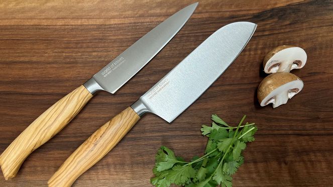 
                    The handle of the universal knife Wok is made of grained olive wood