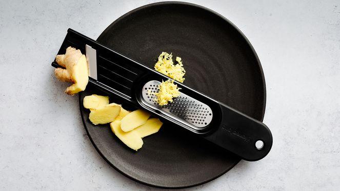 
                    The ginger grater 3-in-1 from  Microplane® peels, shells and grinds ginger, fast and easy