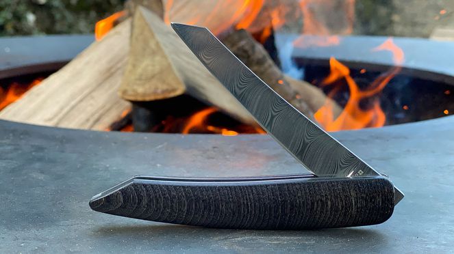 
                    Pocketknife damascus: steak knife to go