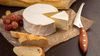 
                    Couteau à fromage à pâte molle avec pointe fourchue pour servir facilement les morceaux de fromage.