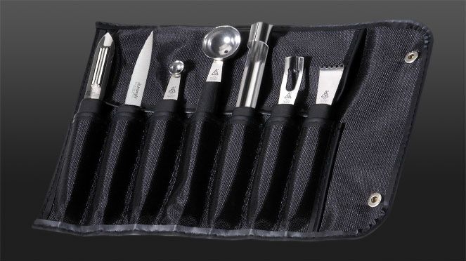 
                    Garnishing set full of classic kitchen tools in a robust nylon roll-up bag