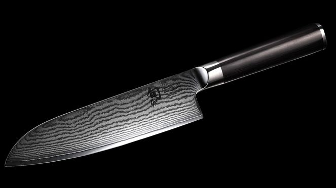 
                    Das Santoku Damastmesser wird von einem japanischen Messerschmieden gefertigt