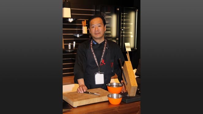 
                    Kiyoshi Hayamizu with damask knife set
