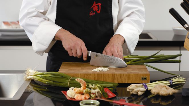 
                    La planche à hacher est idéale pour couper les légumes.