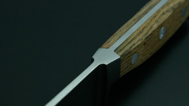 
                    The Güde slicing knife has a well balanced handle