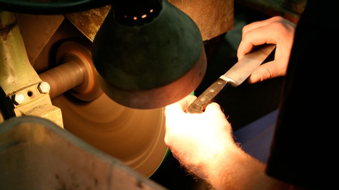 
                    The Güde slicing knife is forged by hand