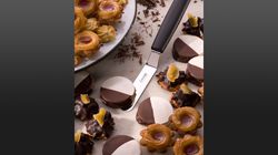 Pastries, angulated confectioner's spatula