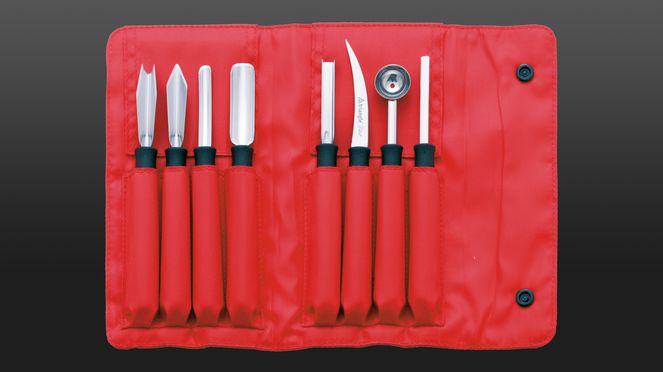 
                    The professional carving tool set is made from easy-care materials