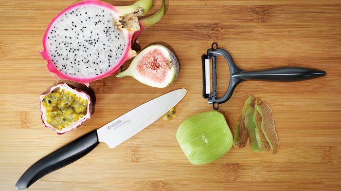 
                    Il set regalo coltello ceramica con un coltello di ceramica per frutto ed'uno sbucciatore