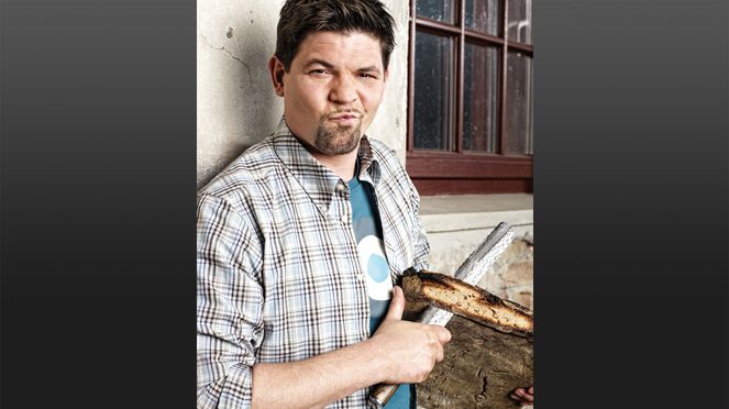 
                    Tim Mälzer cutting with Tim Mälzer bread knife