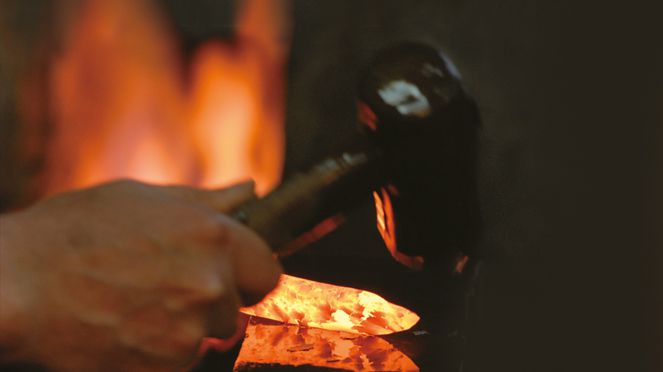 
                    Tim Mälzer paring knife with hammer while forging