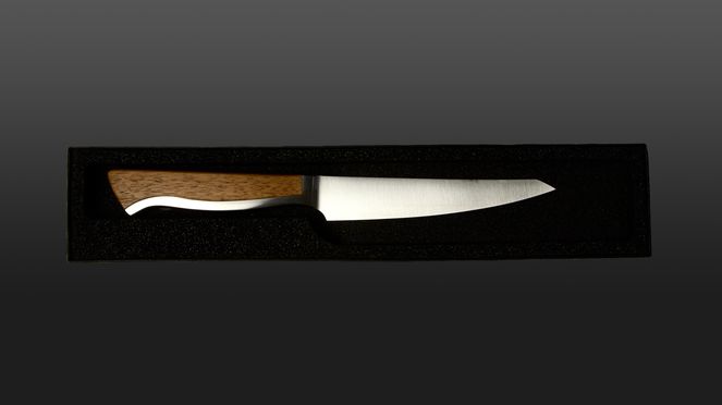 
                    Le Caminada couteau à steak dentelé sert aussi de couteau universel