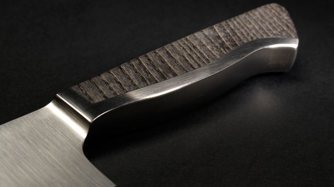 
                    Santoku Caminada frêne détail du manche