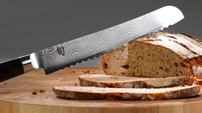 
                    Das Brotmesser Shun wird aus Damaststahl hergestellt.