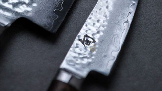 
                    Couvert couteau à steak avec des lames damassées