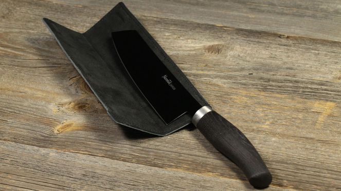 https://www.world-of-knives.ch/public/media/filer_public_thumbnails/filer_public/2017/07/06/2_magnetischer-klingenschutz-leder_mit_messer.jpg__663x372_q80_crop-1_subsampling-2_upscale-1.jpg