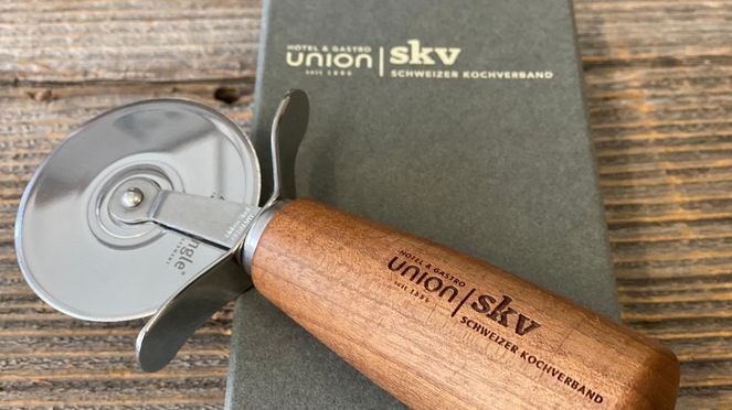 
                    Engraving on wood handles and carton box