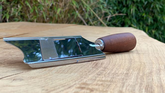 
                    Rabot fin Caminada avec manche en bois de noyer certifié PEFC de la manufacture triangle de Solingen