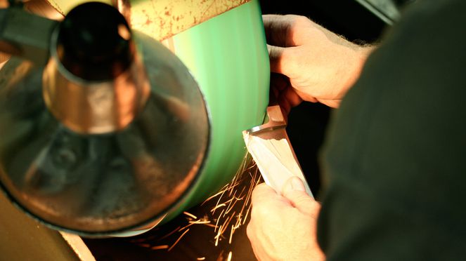 
                    The Güde bread knife is fabricated by hand