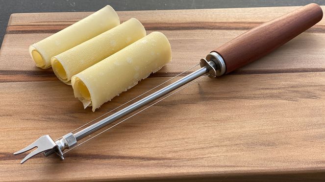 
                    Cheese-slicer with Schneidholz cutting board