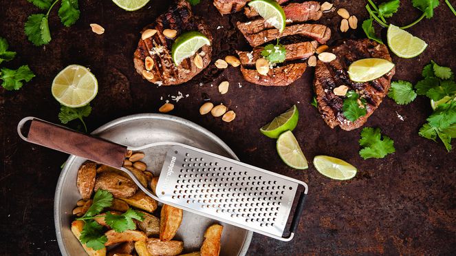 
                    Grobe Raspel Microplane mit BBQ Steak