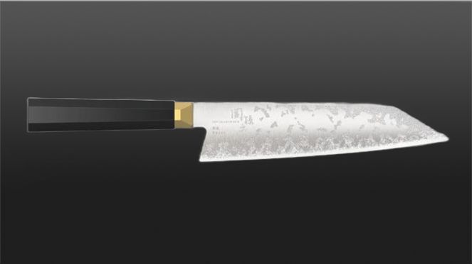 
                    La mitre dorée du Kiritsuke Ensei, inspirée du «habaki», est un collier métallique situé à la jonction entre le manche et la lame du sabre de samouraï