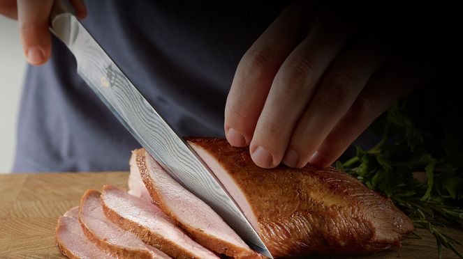 
                    Slicing knife cutting roast