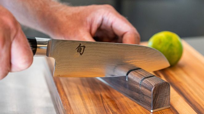 
                    Le Santoku en acier damas peut être affûté parfaitement avec l'affûteur sknife