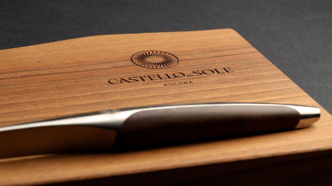 
                    Engraving on knife and cutting board