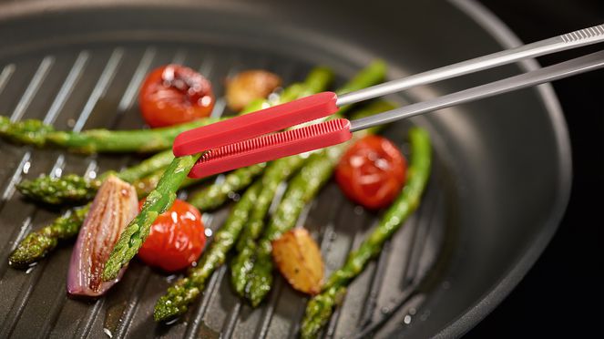 
                    La pince à barbecue avec protection permet de faire tourner les aliments dans les poêles