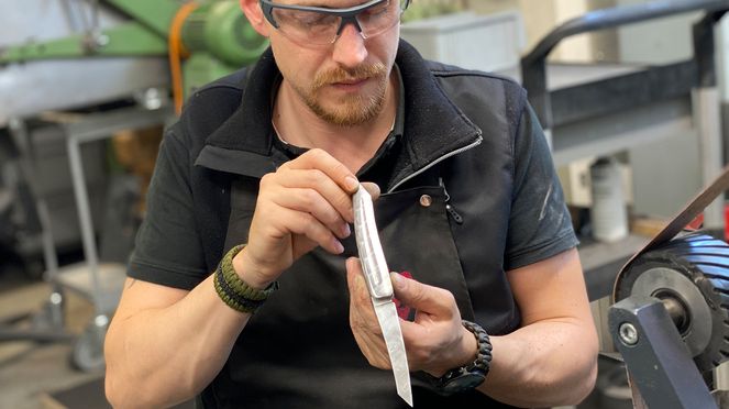 
                    Manufaktur in Handarbeit: Messerschmied Timo Müller mit sknife Taschenmesser Volldamast