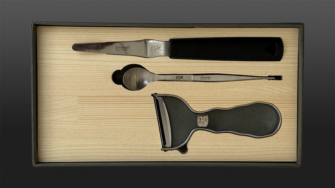 
                    Les outils de chef par Danny Khezzar comprennent un éplucheur Kai, une spatule extra-fine et une cuillère de dégustation
