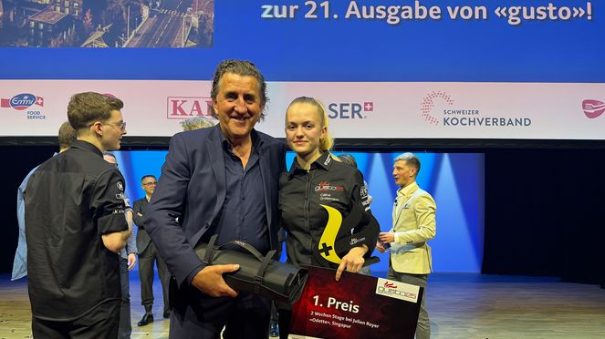 
                    Michael Bach übergibt gusto25 Gewinnerin Céline Grossmann eine Messertasche