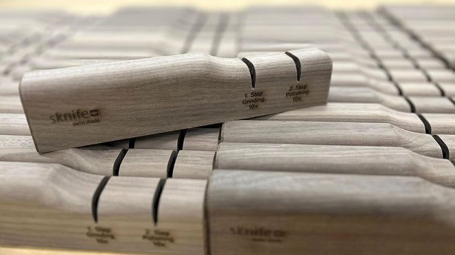 
                    Spare ceramic stones for replacing the grinding unit integrated in the sharpener