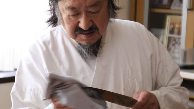 
                    Fujiwara Kanefusa beim Reinigen eines Schwertes