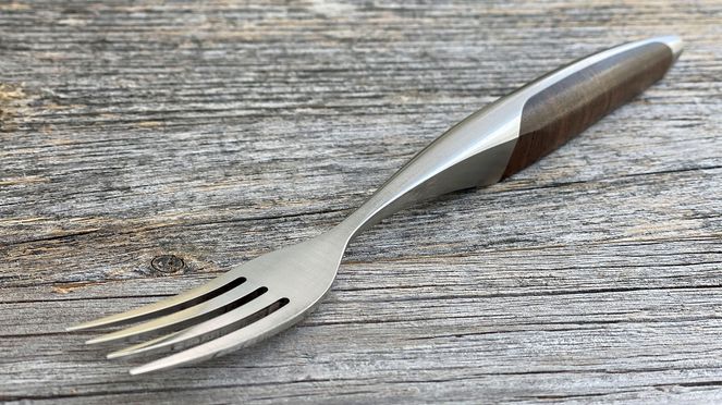 
                    fourchette à steak noyer de la manufacture de couteau sknife