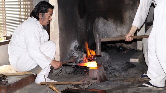 
                    Schmieden des Minamo Allzweckmessers in Japan