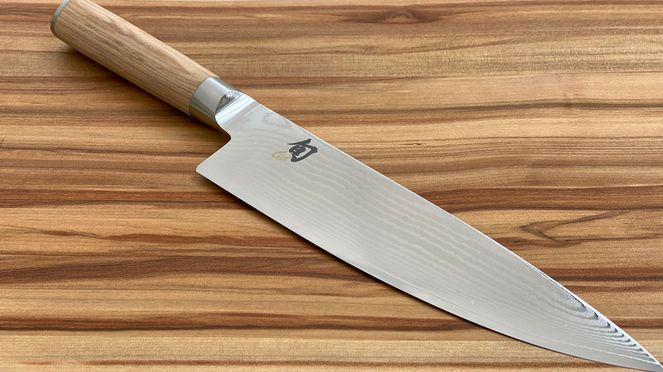 
                    Shun White Chef's Knife on cutting board Schneidholz