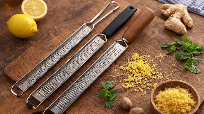 
                    Zester plum: manufactured using a photo-etching process from stainless steel and FSC®-certified plum wood