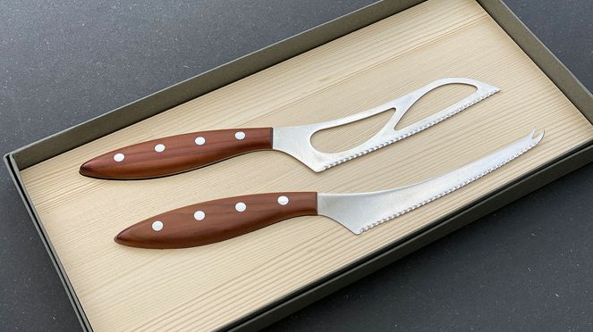 
                    Set de couteaux à fromage Fromaĝo en emballage cadeau avec inlay en bois de sapin suisse