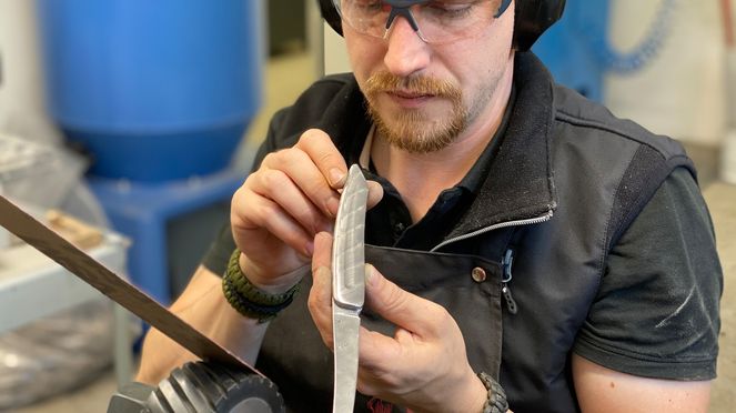 
                    Pocket knife full damask diamond with cutler Timo Müller